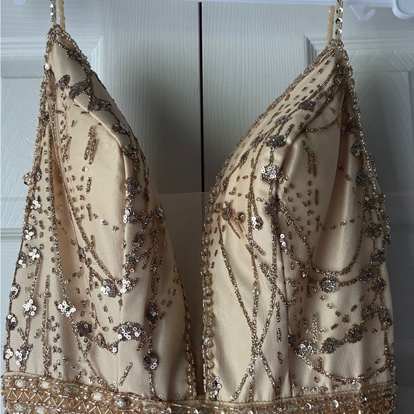 Beautiful strapless dress only worn once! - Picture 6 of 8